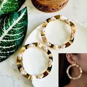 2/$30🌵 Gold Tone Wavy Circle Faux Pearl Earrings Thick Hoop NEW Jewelry Gift